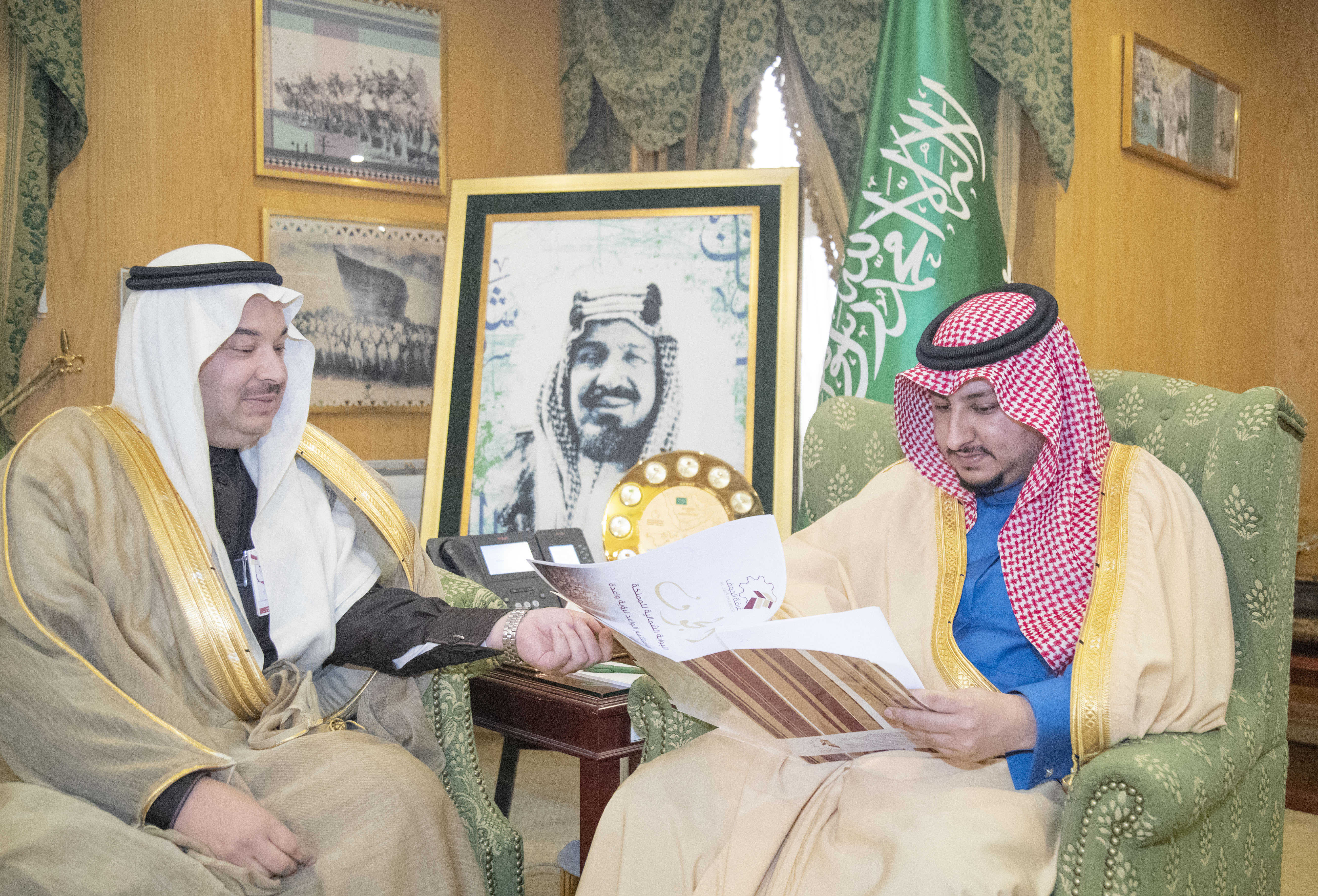 الأمير عبدالعزيز بن فهد يستقبل رئيس غرفة الجوف
